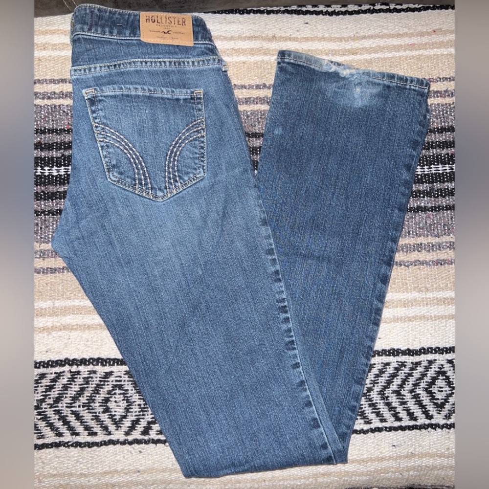 Hollister Jeans
- Bootcut
- Size 3R (W26 x L33)
- Medium to dark wash colored